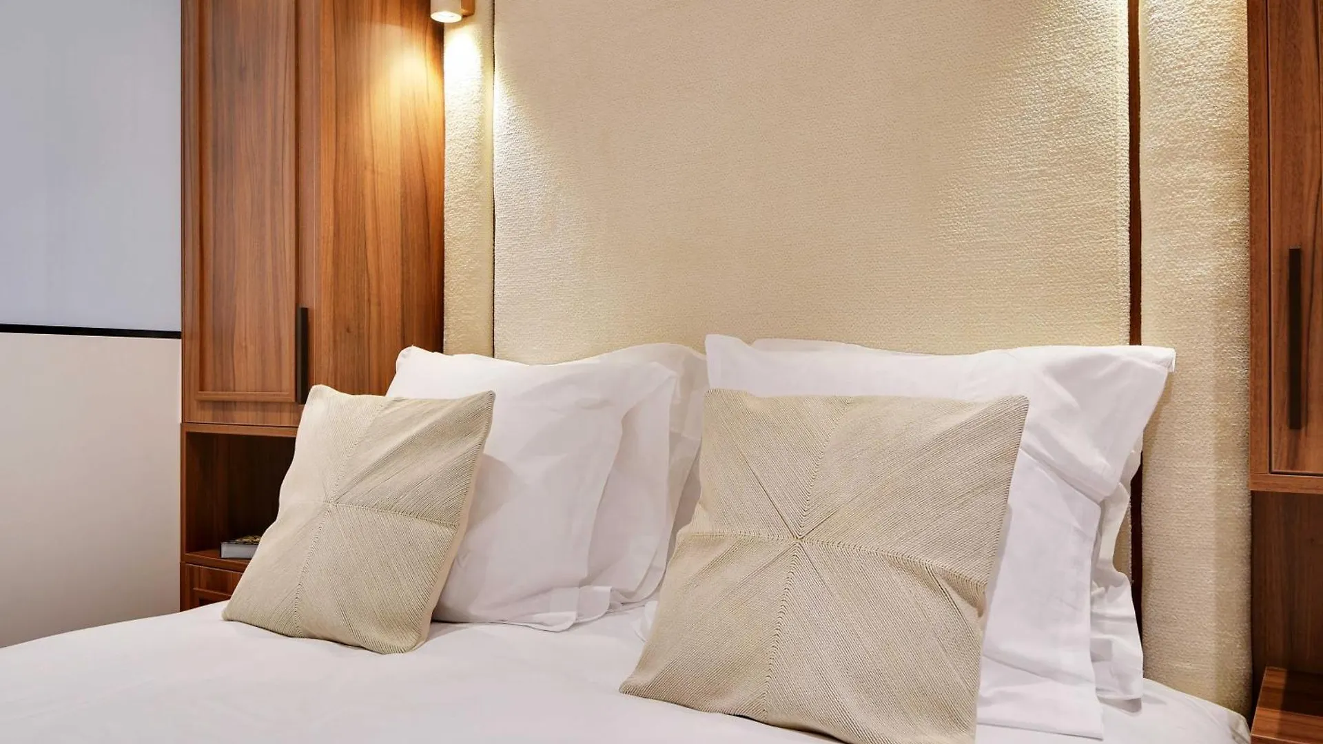 Elegant Comfort In The Heart Of Paris-notre Dame Apartment Paris